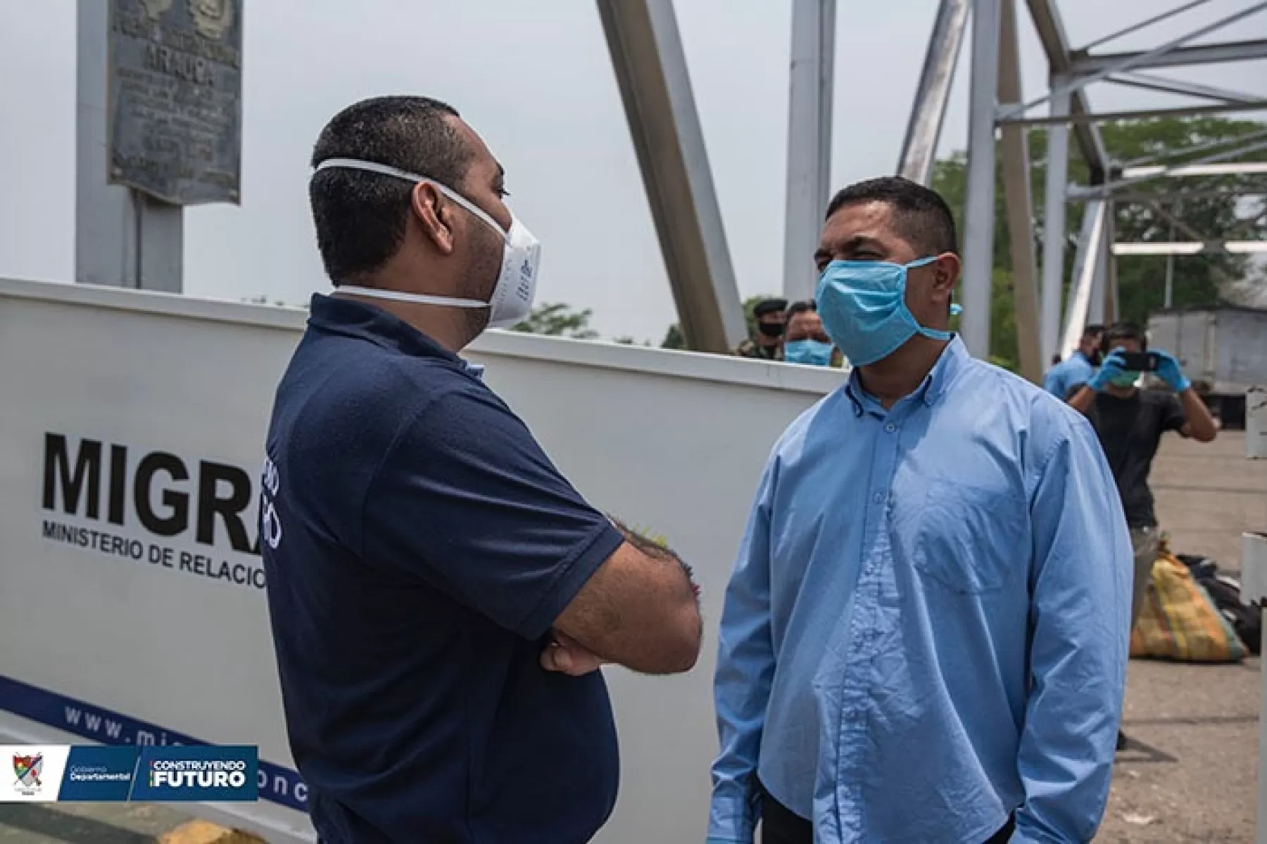 El secretario de Gobierno Departamental Merardo Tovar Altuna en diálogo con el alcalde del Alto Apure, José Chema Romero